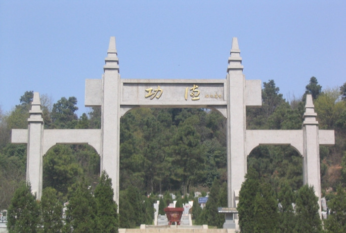 如何根据风水选择墓地