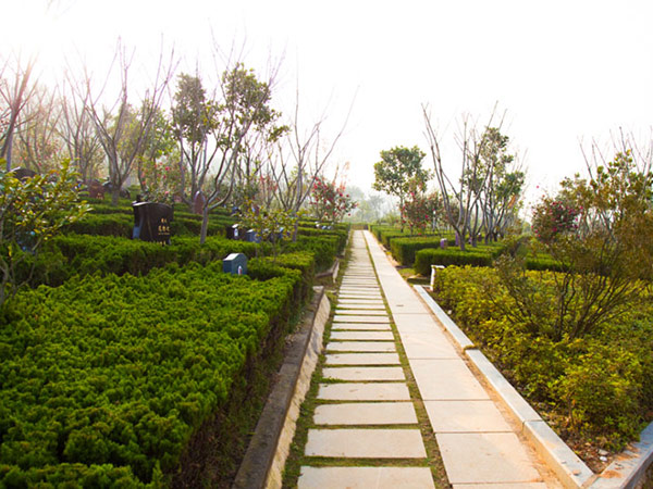 寿衣穿戴里的生死之礼：何时穿、谁来穿、有何讲究