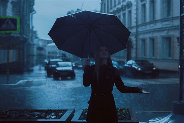 女人梦见下小雨