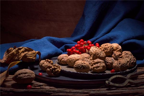 梦见核桃树下捡核桃