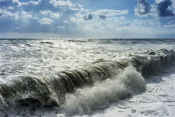 梦见海啸往高处爬逃生