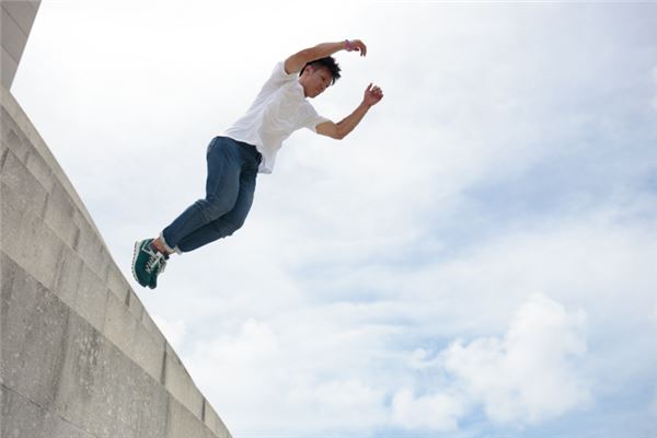 梦见从楼上跳下来没事