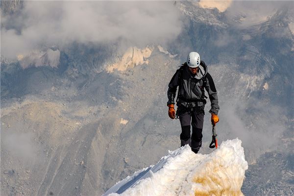 梦见爬笔直的坡爬上去了