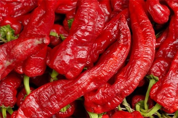 女人梦见在地里摘辣椒