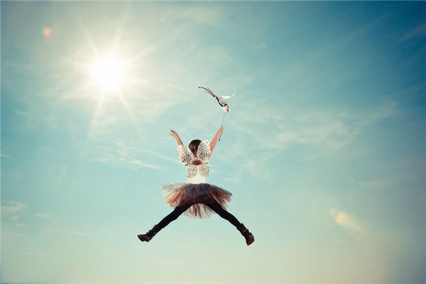 梦见自己飞不高,很吃力