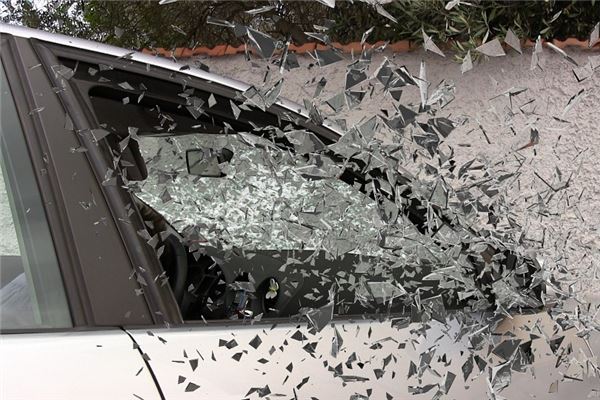 梦见自己被车撞了但毫发无损