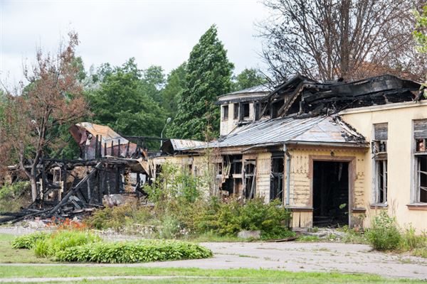 女人梦见墙倒了一半