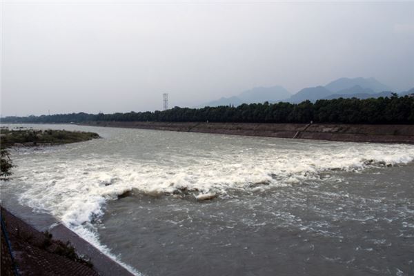 已婚女人梦见河水很大