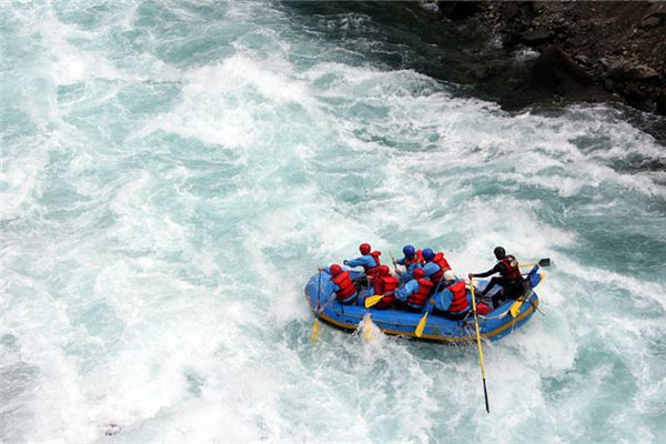 梦见河水上涨我赶快跑
